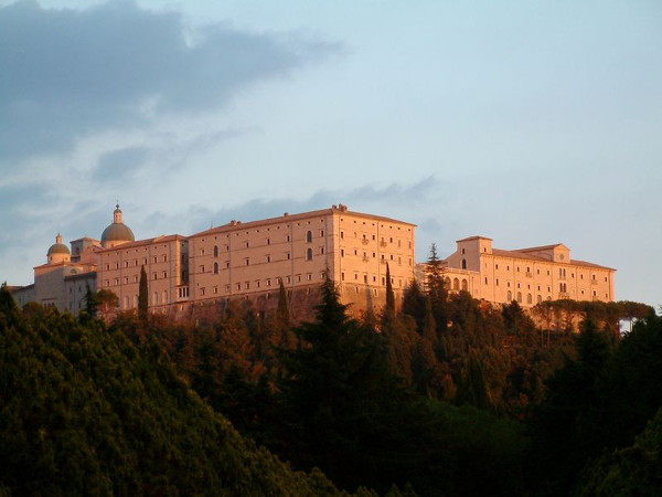 800px-Monte_Cassino_Opactwo_1