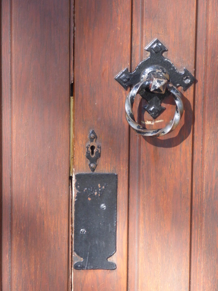 Llan Rhos Church Key Hole Med.JPG
